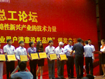 /></p><p> 在日前由中國水網主辦的2012年度(第六屆)水業高級技術論壇——供水技術深度論壇上,《中國40個城市供水服務滿意度指數調查研究報告》(以下簡稱《報告》)正式發布。</p><p><br/> 中國水網在全國范圍內篩選出供水服務水平業內評價較高的40個城市,面向城市公眾開展供水服務滿意度調查活動,調查收到逾萬份調查問卷。此次《報告》借鑒國內外顧客滿意度理論研究成果和測評方法,結合調查結果和中國供水行業的實際發展情況編制而成。</p><p><br/><strong> 行業該做哪些改進?<br/> 供水服務行業較明顯的優勢為供水穩定性,需要改進的首要指標為供水水質</strong></p><p><br/> 中國水網副總經理殷曉芳分析說,低質低價已經成為行業痼疾;原水壓力和飲用水新標準執行壓力大,使服務成本壓力迅速升高;社會溝通的不充分和企業經營的相對封閉,使公眾的誤解加劇;服務績效管理工具的缺失和服務體制的落后,導致行業品牌整體失落。</p><p><br/> 據了解,調查報告中的供水滿意度評價指標體系以供水用戶滿意度指數為核心。通過對評測指標的分析,殷曉芳對供水行業的優勢和弱項進行闡述:供水服務行業較為明顯的優勢領域為供水穩定性。根據調查結果及分析,用戶認為供水穩定性的重要程度較高,且對水壓穩定性、供水連續性、計劃停水和管道搶修及時性方面的滿意度評價較高。80%被調查者對供水穩定性滿意,供水企業應繼續保持這一優勢。</p><p><br/> 供水服務行業具有競爭優勢的是供水水價。此次調查結果表明,被調查者普遍認為水價這一評測指標較為重要,并且認為目前的收費價格和階梯水價的收費方式均較為合理。在調查中,多數被調查者表示,在供水企業能夠提供優質服務的前提下,不會排斥上調水價和實施階梯收費。</p><p><br/> “雖然2011年年底以來,全國范圍內多個城市上調了水價或實施階梯水價,引起公眾廣泛關注及爭議,但隨著對供水行業理性認識的提升,公眾對水資源是商品的意識越來越強,對供水服務成本也開始有所了解,因此漲價、改變收費方式并沒有對供水水價的滿意度造成太大影響。”殷曉芳說。</p><p><br/> 供水服務行業需要改進的首要指標是供水水質。此次調查結果顯示,在供水服務用戶滿意度評價體系的7個二級評測指標中,水質是影響用戶滿意度的較重要因素,同時也是拉低用戶滿意度的首要因素。據了解,此次調查采用的象限法分析,表明供水水質是其中位于重點改進區的二級指標,由此可見,提高供水行業服務水平的首要有效途徑就是提高供水水質。</p><p><br/> 殷曉芳表示,提高供水水質要求是環球趨勢,也是經濟發展后人民生活水平提高的必然結果。如何合理控制成本、整合資源、提高效率,成為供水企業面臨的挑戰,但另一方面,水質標準的提高有利于供水市場良性發展,供水企業的升級改造以及對新建項目要求的提高也將為供水市場注入增長動力。</p><p><br/> 供水服務行業的弱項為客戶溝通、企業整體形象。根據調查結果,供水企業與用戶的溝通行為在總體上被認為是有欠缺的,尤其是在公眾宣傳和反饋渠道的充足性方面。很多被調查者都反映供水企業不夠公開和透明,這與客戶溝通不足也有很大關系,這些都對供水企業的形象有所損害。</p><p><br/> 殷曉芳指出,供水企業應經常性地組織宣傳用水常識、企業社會活動,提高企業新增積極措施的知名度,提升反饋渠道使用率,進一步推廣咨詢熱線和客服中心,提高企業透明度,改善企業形象,從而提高供水服務用戶滿意度。</p><p><br/><strong> 哪些城市滿意度較高?<br/> 40城市供水服務滿意度指數廣州、南昌、上海位列前三</strong></p><p><br/> 據介紹,按照指標評價體系和滿意度指數的合成方法,分別計算得到全國40個城市的供水總體服務滿意度指數。計算結果顯示,廣州以77.99分位居首先,南昌、上海分列第二、三位,排在第四到第十位的依次是濟南、無錫、北京、江陰、常熟、杭州、珠海。</p><p><br/> 據了解,在供水、電力、電信、燃氣四大公共服務行業中,供水服務滿意度指數僅略低于電力行業,排在第二位。</p><p><br/> 殷曉芳總結,<a href=http://dgyingyuan.com>供水服務</a>的可持續發展是一項長期、系統的工作,建立一套優質優價的服務體系還會面對很多困難,但只要供水企業愿意擔當,愿意在建立優質優價供水服務體系的道路上先行先試,就能不斷提升綜合服務水平,樹立服務標桿,促進行業績效體系的建立。</p><p style=text-align:center;><br/><strong>表1 全國40個城市供水總體服務滿意度指數(加權計算)</strong></p><p style=text-align:center;><strong><img style=BORDER-RIGHT-WIDTH: 0px; BORDER-TOP-WIDTH: 0px; BORDER-BOTTOM-WIDTH: 0px; BORDER-LEFT-WIDTH: 0px alt=