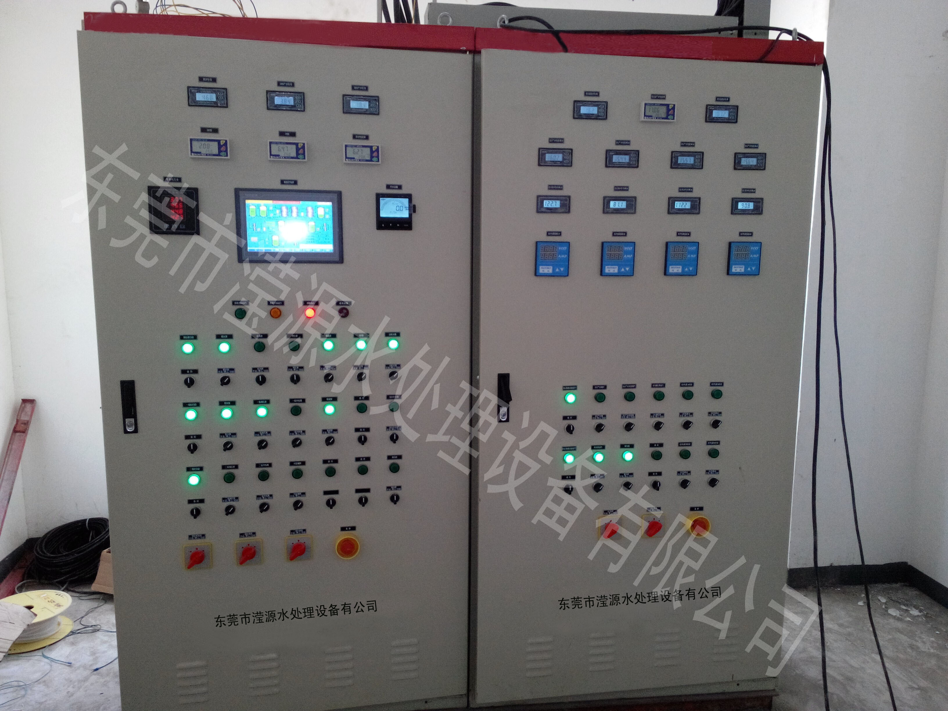 /></p><p>此外,通常采用改變生化池曝氣量來對DO進行調(diào)節(jié),作為活性污泥工藝中能耗較大的工藝單元,控制曝氣冗余是降低污水處理成本的有效手段。</p><p>二、實驗工藝與方法</p><p>1、PLC控制單元</p><p>PLC控制單元包括:中央處理單元(含數(shù)字量輸入、輸出模塊),模擬量輸入、輸出模塊,它們在工作中組成了一個閉環(huán)自動化控制系統(tǒng)。該單元的控圖1閉環(huán)控制系統(tǒng)Fig.1 CLOSeDLOOPcONtROLSySteM制流程如圖1所示,通過熒光法溶氧儀對曝氣池中的DO值進行檢測,采集到的信號經(jīng)由<a href=http://www.u4413.cn/products/>PLC控</a>制單元內(nèi)編寫的程序處理,并輸出給變頻器來完成對鼓風(fēng)機的調(diào)速、控制其曝氣量來調(diào)節(jié)DO值。</p><p>2、 自動化控制方案設(shè)計</p><p>熒光法溶氧儀采集到的模擬量信號經(jīng)由模擬量輸入模塊,將模擬量信號轉(zhuǎn)換為數(shù)字量信號(A/D信號轉(zhuǎn)換),經(jīng)中央處理單元內(nèi)編制的程序處理后通過模擬量輸出模塊(D/A信號轉(zhuǎn)換)輸出給變頻器的模擬量端子,來完成對鼓風(fēng)機的變頻調(diào)速,如圖2所示。在中央處理單元處理模擬量信號的過程中,通過引入PID控制,使其相對于常規(guī)<a href=http://www.u4413.cn>自動化控制程序</a>的控制精度更高。</p><p> </p></div>
<div id=